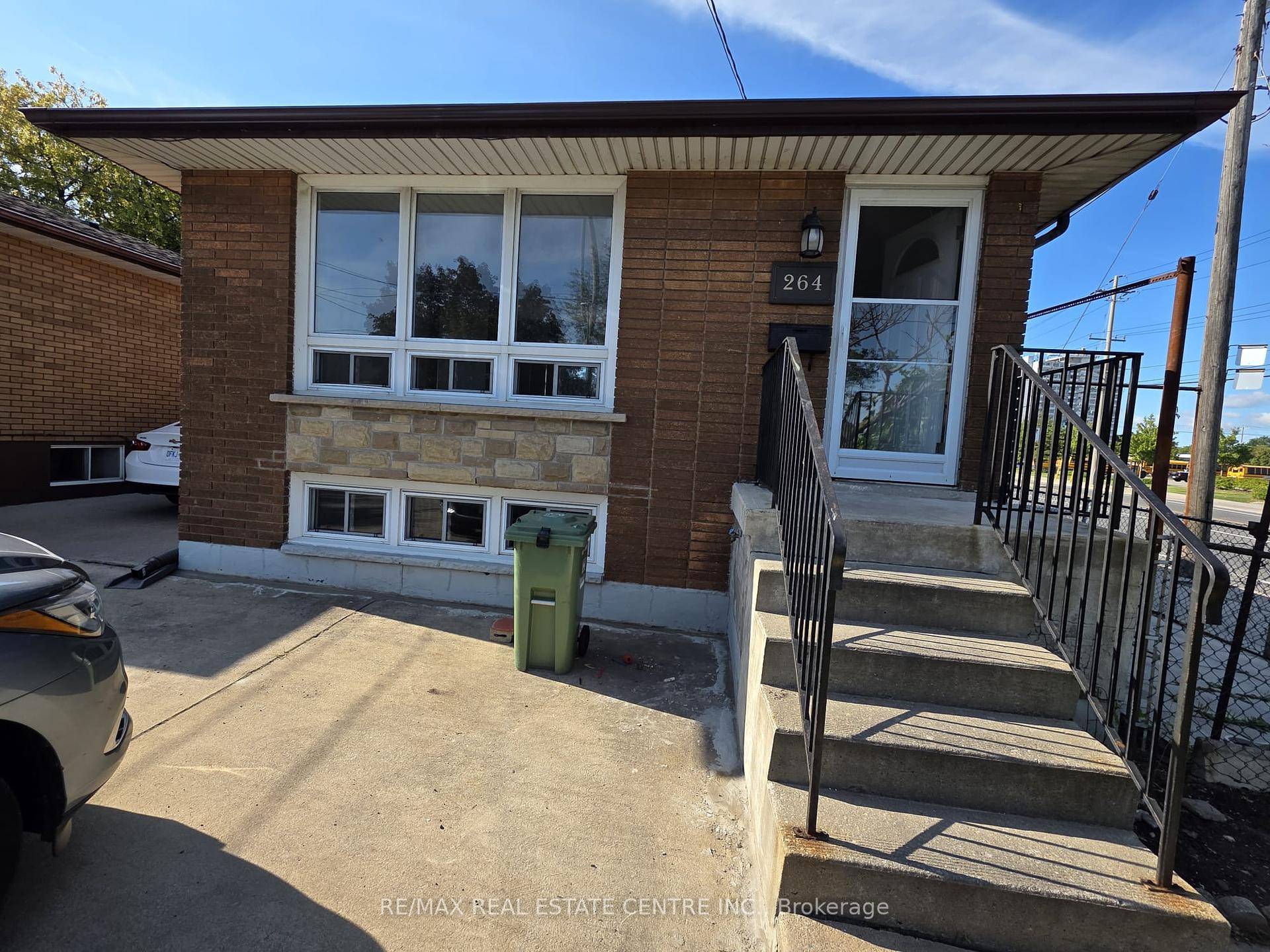 Move in ready and available immediately !