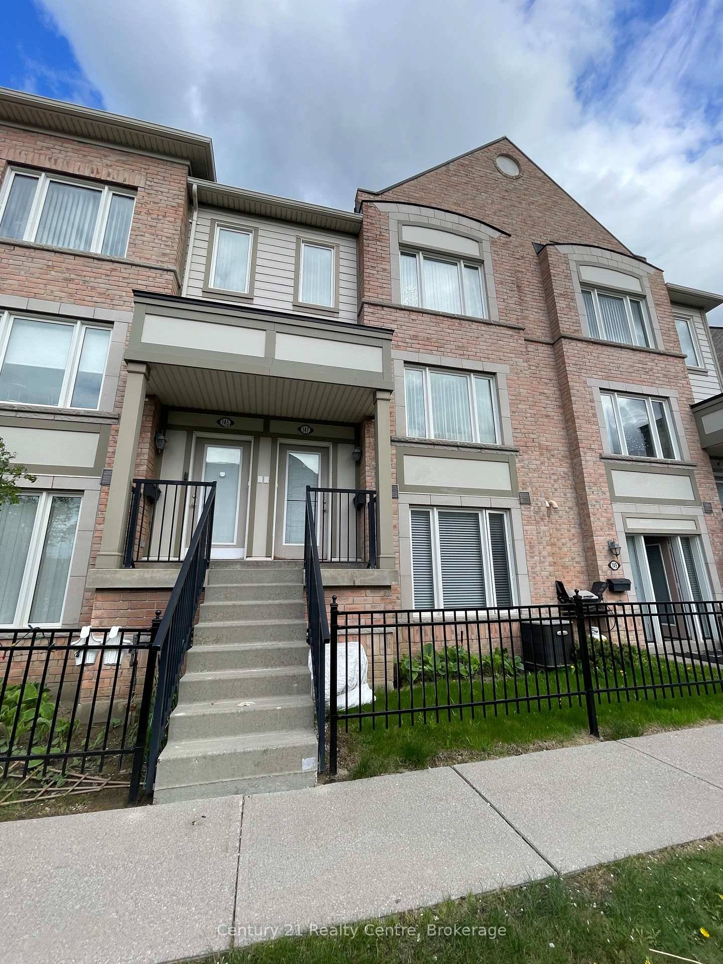 Modern Daniels Built 3 Bedroom Townhome in Sought After Churchill Meadows !