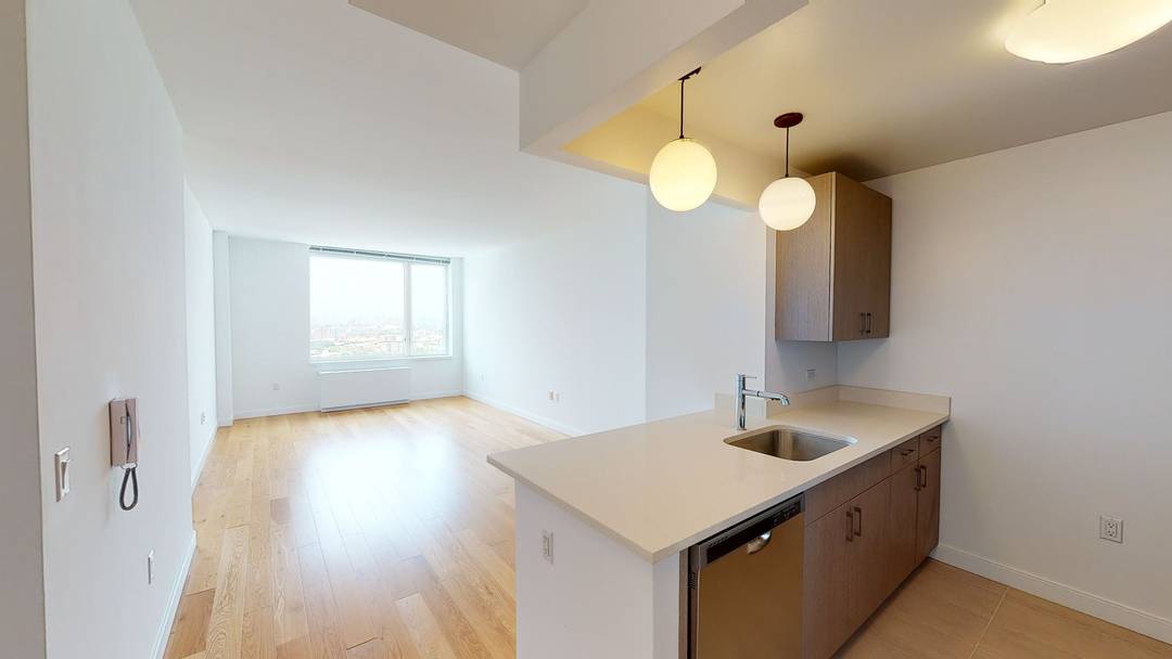 West facing 2 bedroom with oversized windows showcasing Manhattan skyline views.