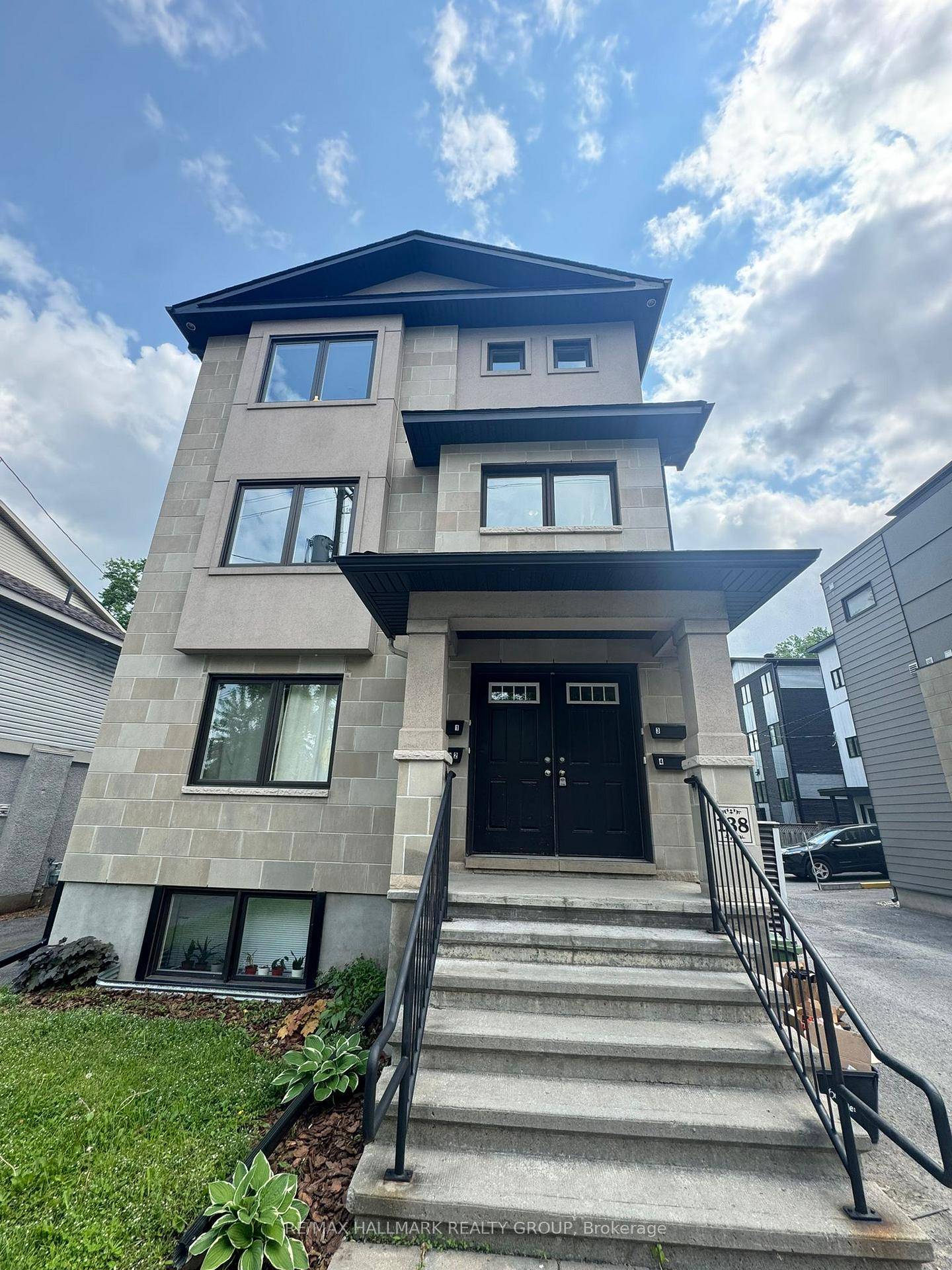 Welcome to this bright and spacious 2 bedroom, 1 bathroom upper unit in a quiet, well maintained fourplex in the heart of Ottawa.