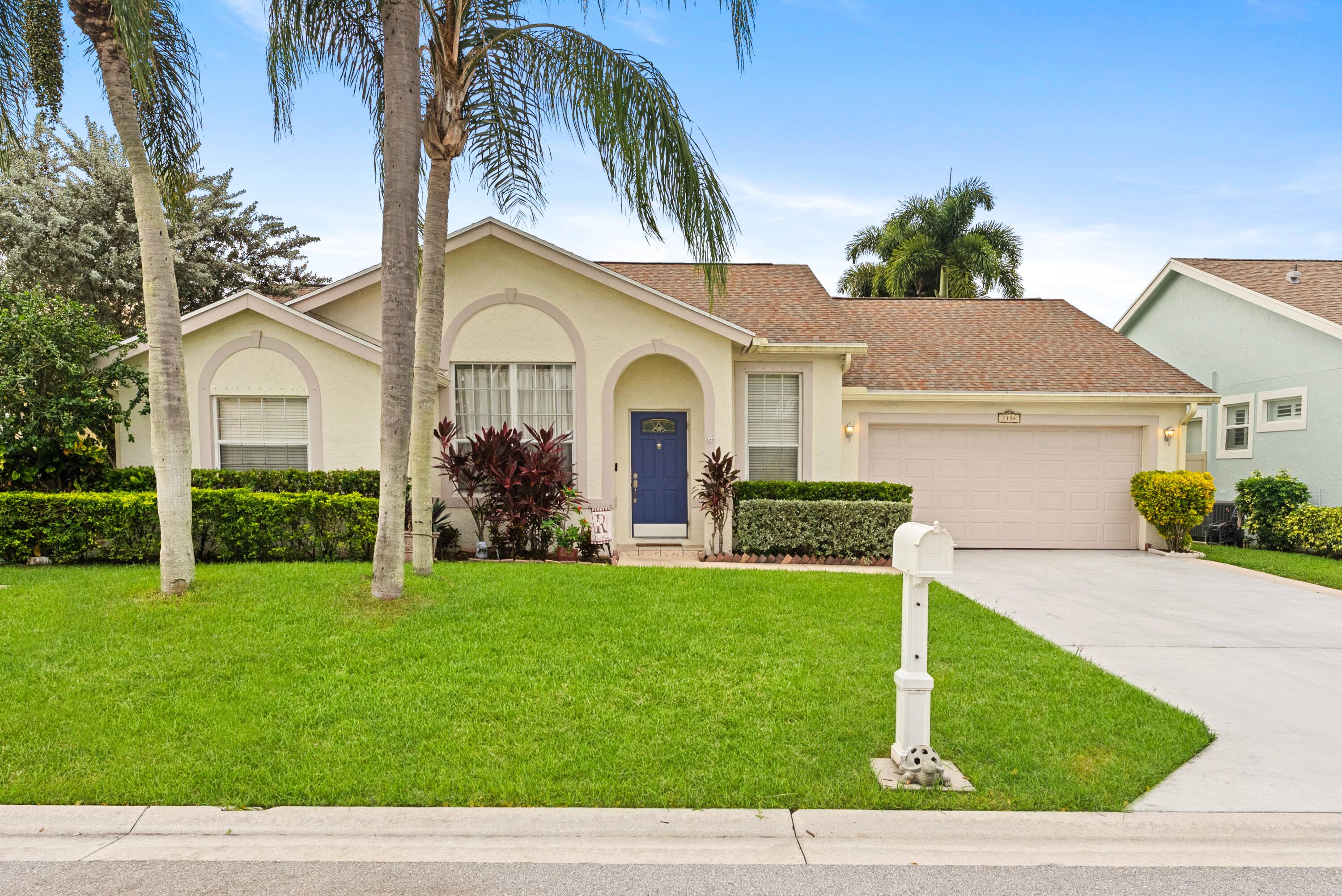 Welcome to this charming 3 bedroom, 2 bath seasonal rental in the heart of Wellington !