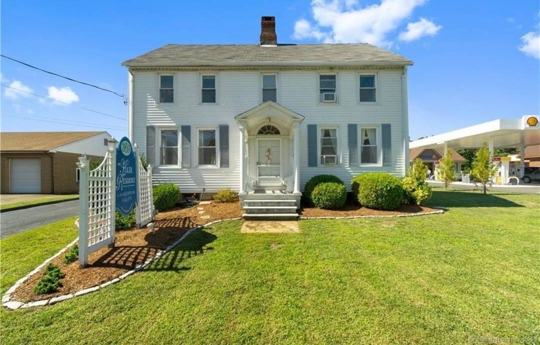 PRICED REDUCED.... This is the perfect commercial property, with mixed use and a great business opportunity, close to the center of Old Saybrook !