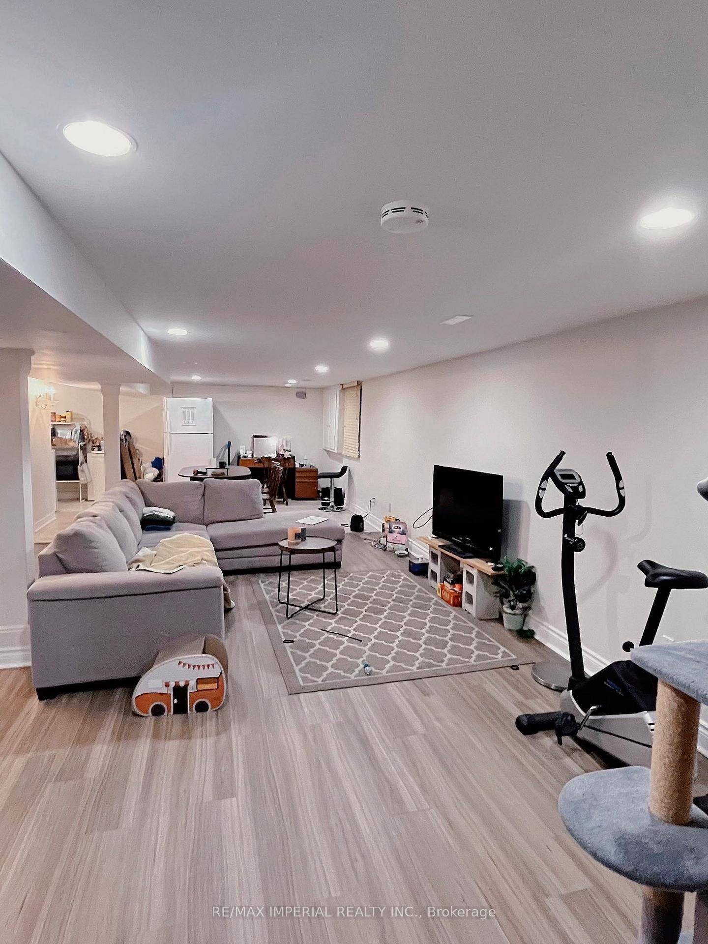 Charming Two Bedrooms Lower Level Apartment In Most Desirable Newtonbrook East Community.