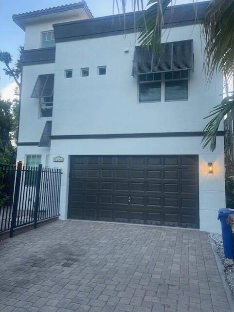 Conveniently located in Tarpon River, feet from the New River, this spacious 3 bedroom 3 bathroom home offers easy walkable access to Las olas, Broward Performing Arts Center, Publix, Bars ...