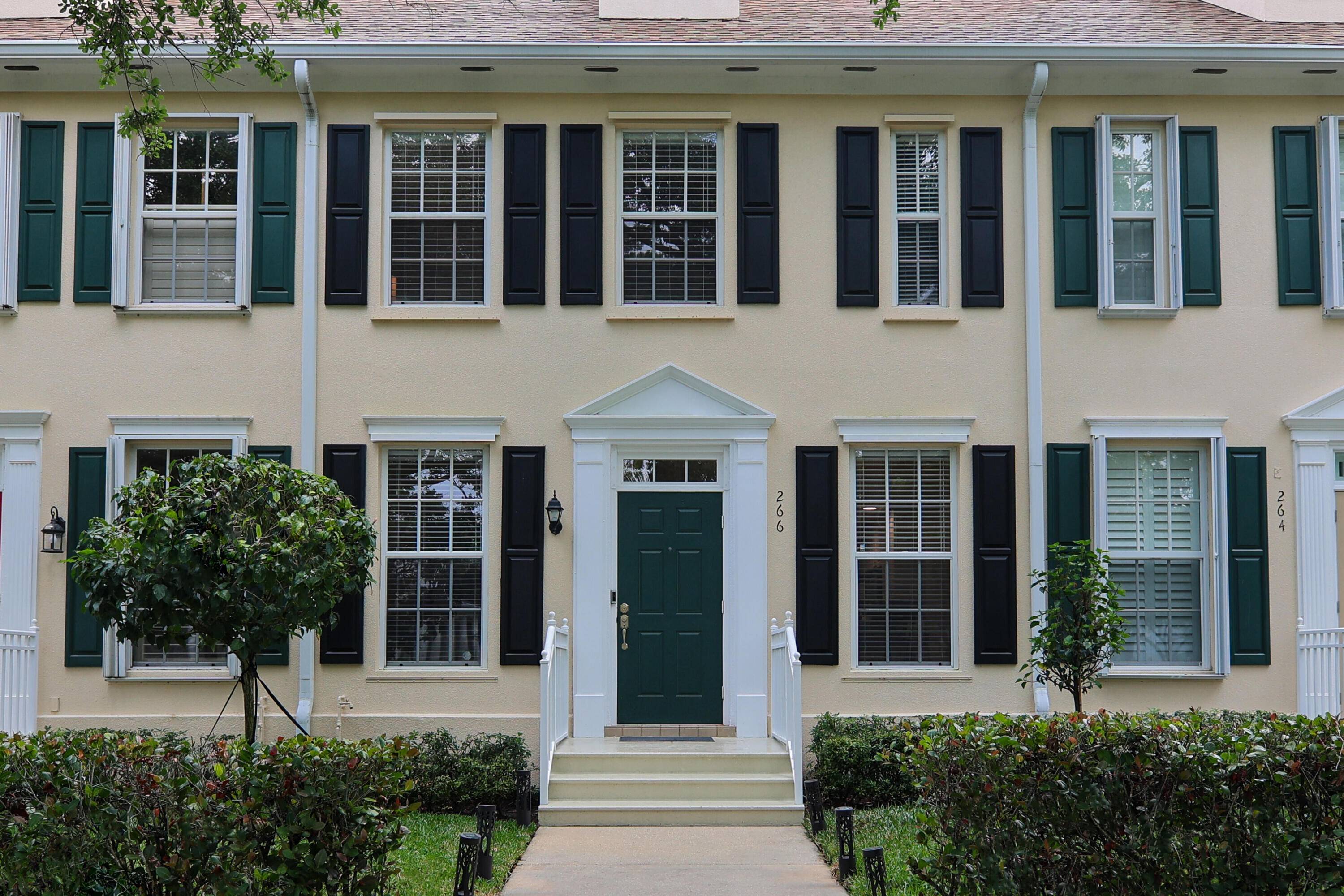 Stunning Townhome in Prime Location !