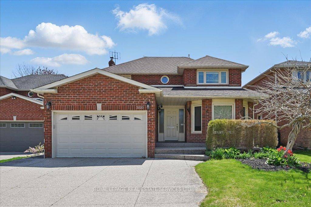 Wonderful rental opportunity in Bronte, just steps to Riverview Park and the lake !