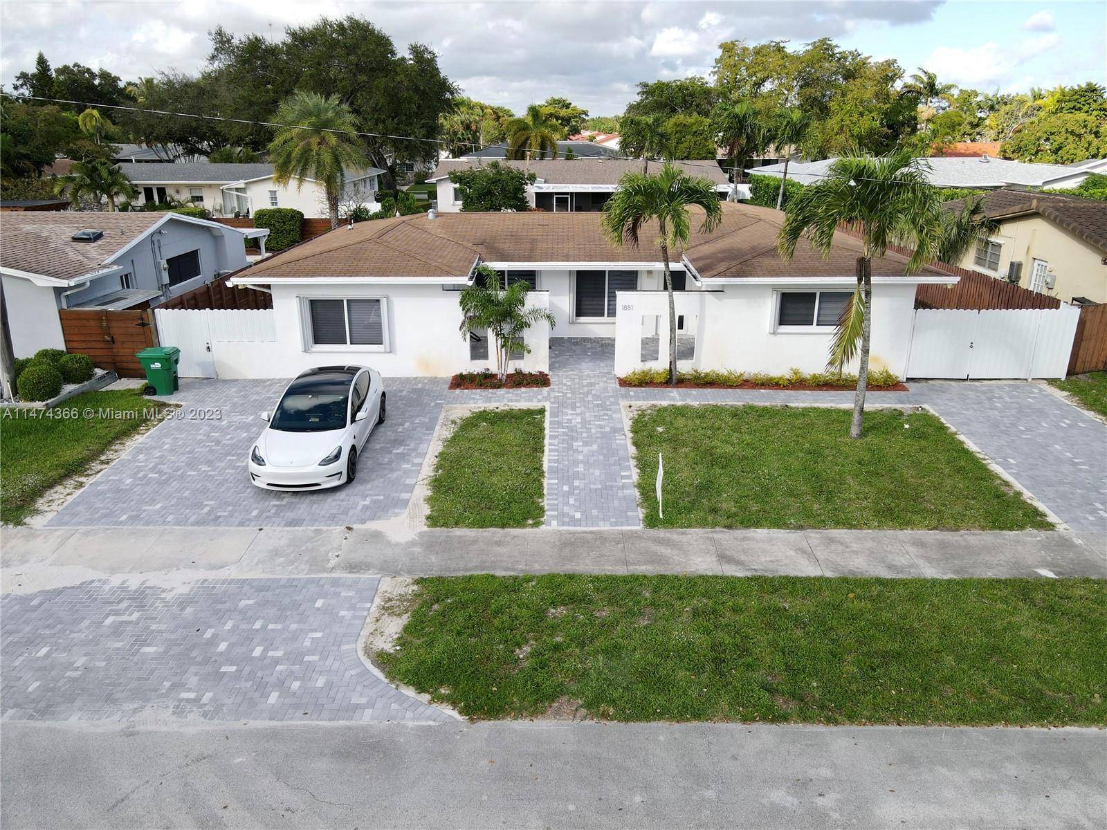 Modern beautiful house with Pool in the gated community of Highland Garden inside highland lakes.