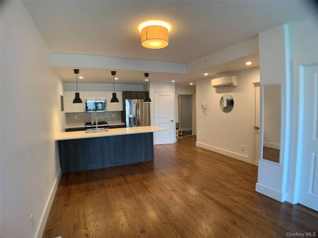 Large luxury 1 bedroom condo located in the heart of Forest Hills, NO FEE, available April 1.