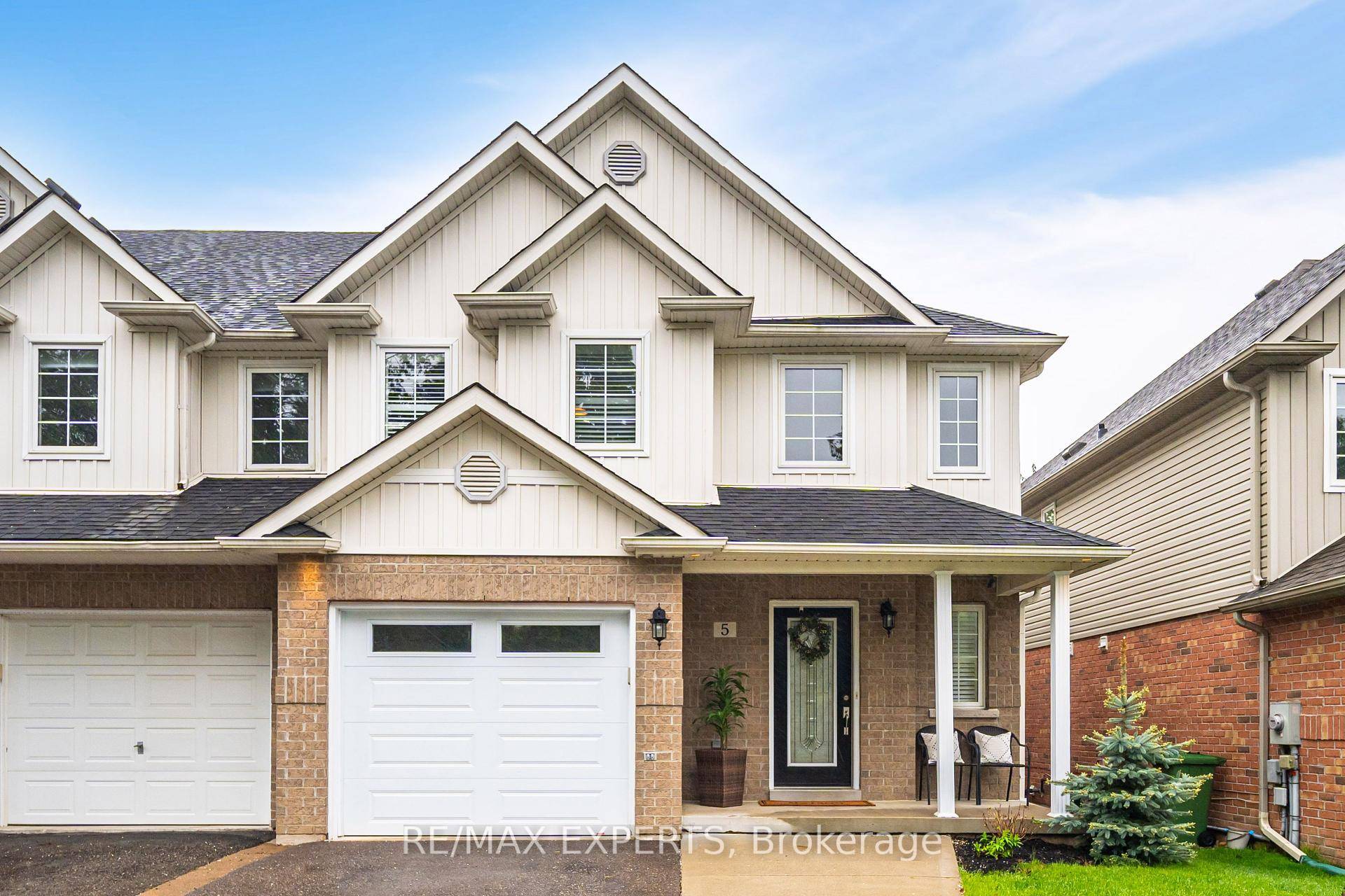 Very Spacious 3 Br End Unit Townhouse !