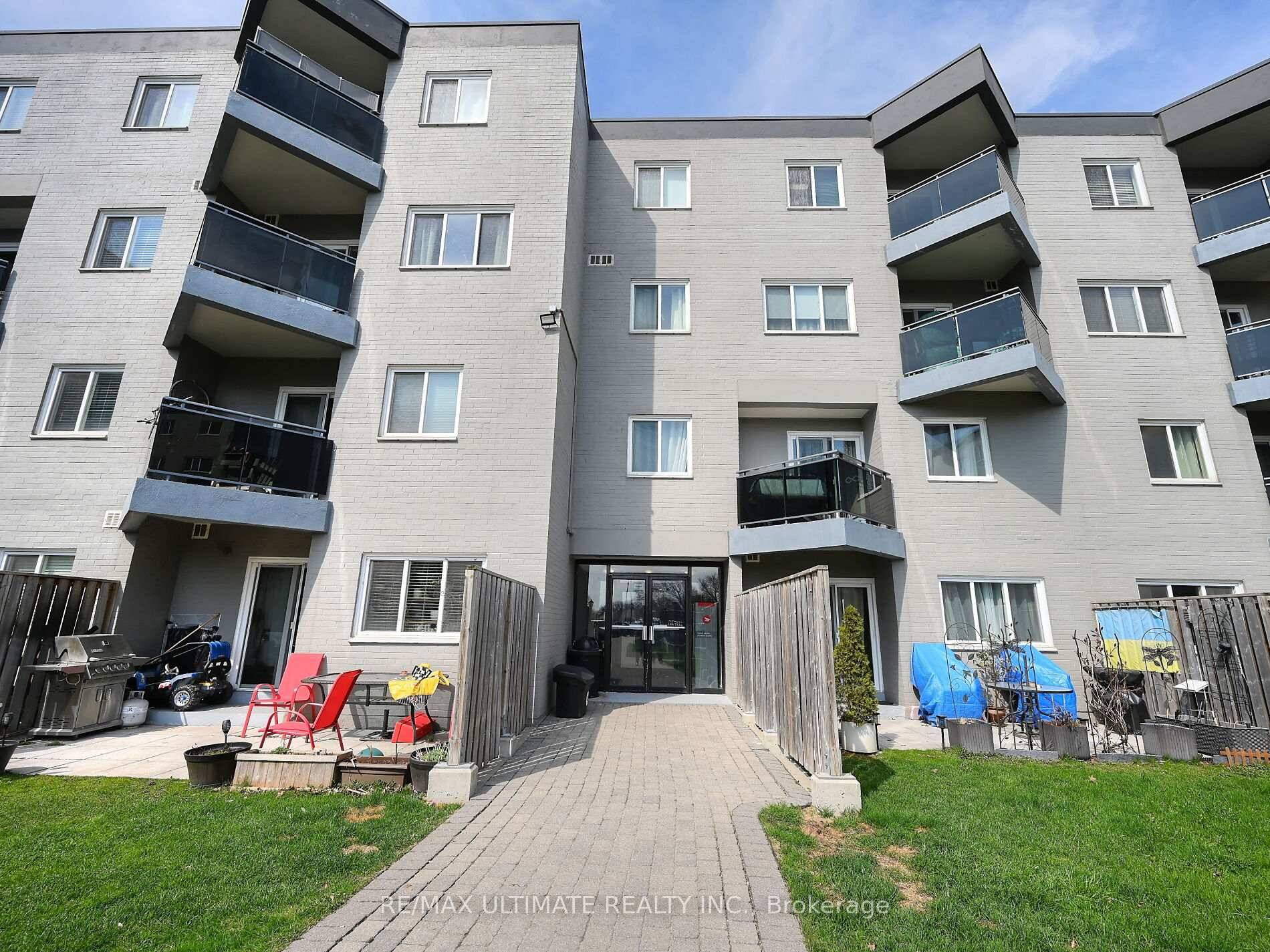 3 Bedroom, 1. 5 Bath, two level apartment nestled in the heart of the family friendly Clarkson neighborhood of Mississauga, a perfect blend of comfort amp ; convenience.
