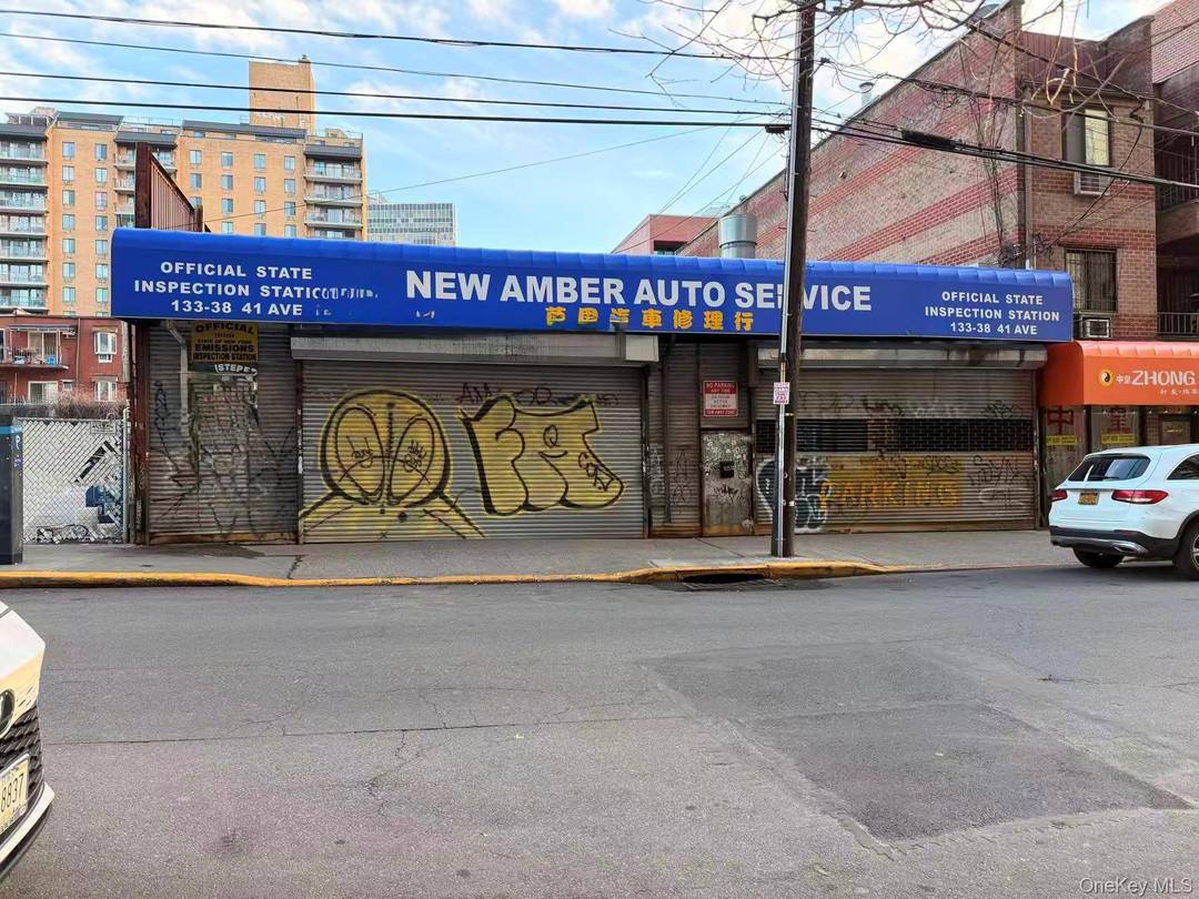 ONE LEVEL warehouse retail space, 5, 000 sq ft, prime location.