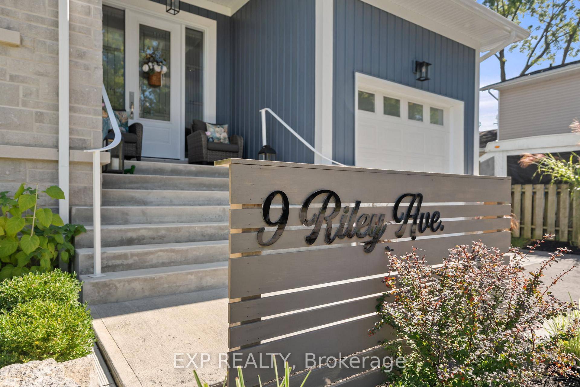 A Flawless Fusion Of Design And Comfort, Just Steps From The Lake.