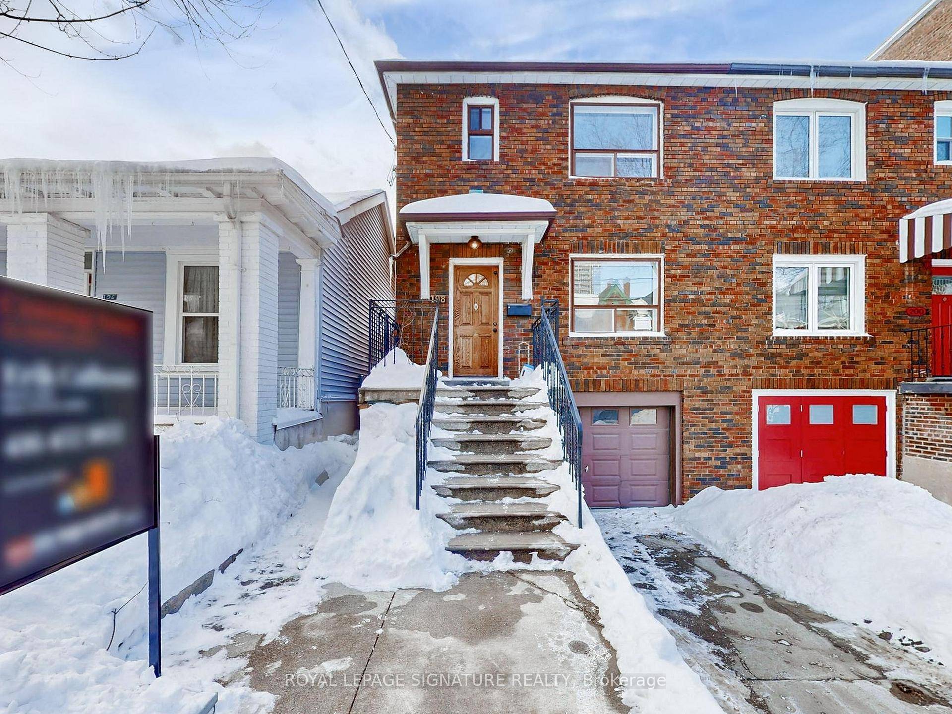 This 1930s house is everything you've been looking for but didn't think you could find in Harbord Village solid masonry construction, a private driveway leading to a basement garage and ...