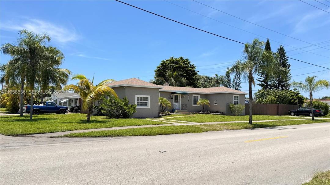 BEAUTIFUL HOUSE gt ; gt ; gt ; Spacious 3 Beedrooms, 2 Bathrooms, located on a magnificent corner lot in desirable Hollywood East, just minutes from the beach.