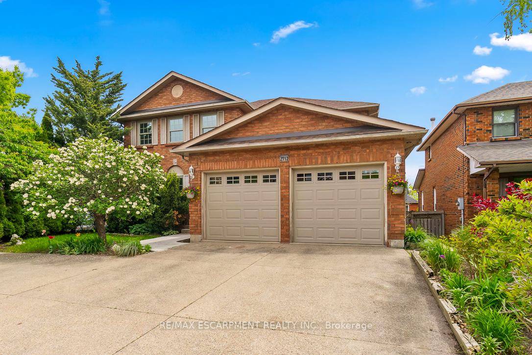Welcome to this beautiful family home nestled in the sought after Clearview neighbourhood.