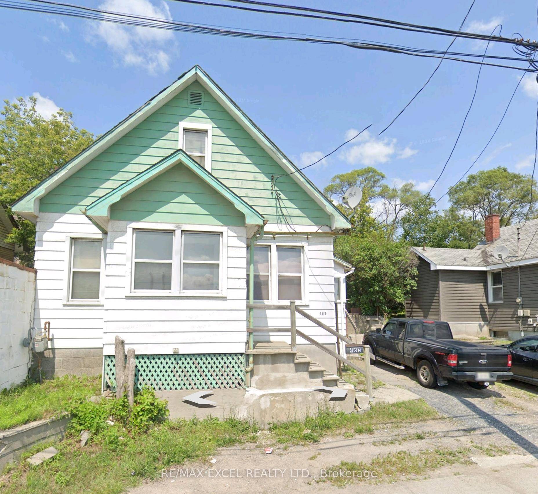 Rarely Find This Starter Home Detached House Which Is Having 3 bedrooms And 1 Full Bathroom In This Price Range.
