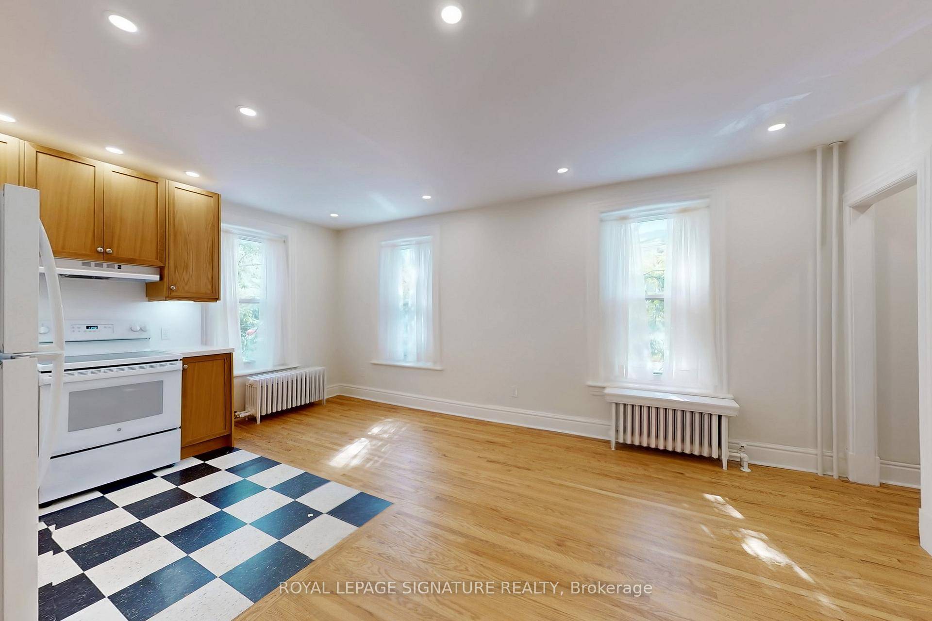 Large One Bedroom 2 Storey Apartment within walking distance to Trinity Bellwoods Park and Kensington Market.