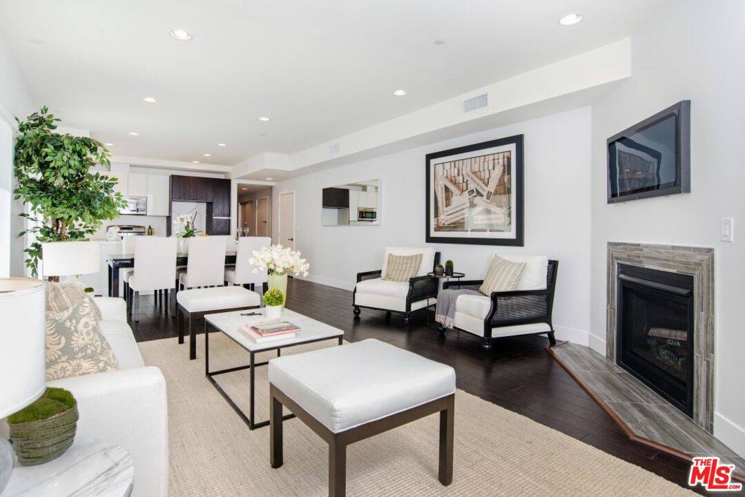 1945   OVERLAND AVE 2.0 LA