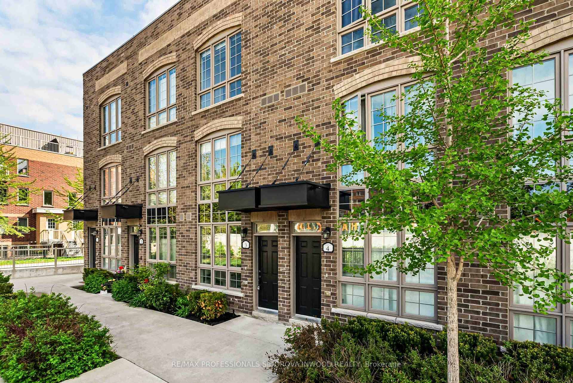 Bright and modern, this 3 bedroom, 3 bath townhome in the sought after Junction Triangle offers 9 ft ceilings, hardwood floors, quartz countertops, and pot lights throughout.
