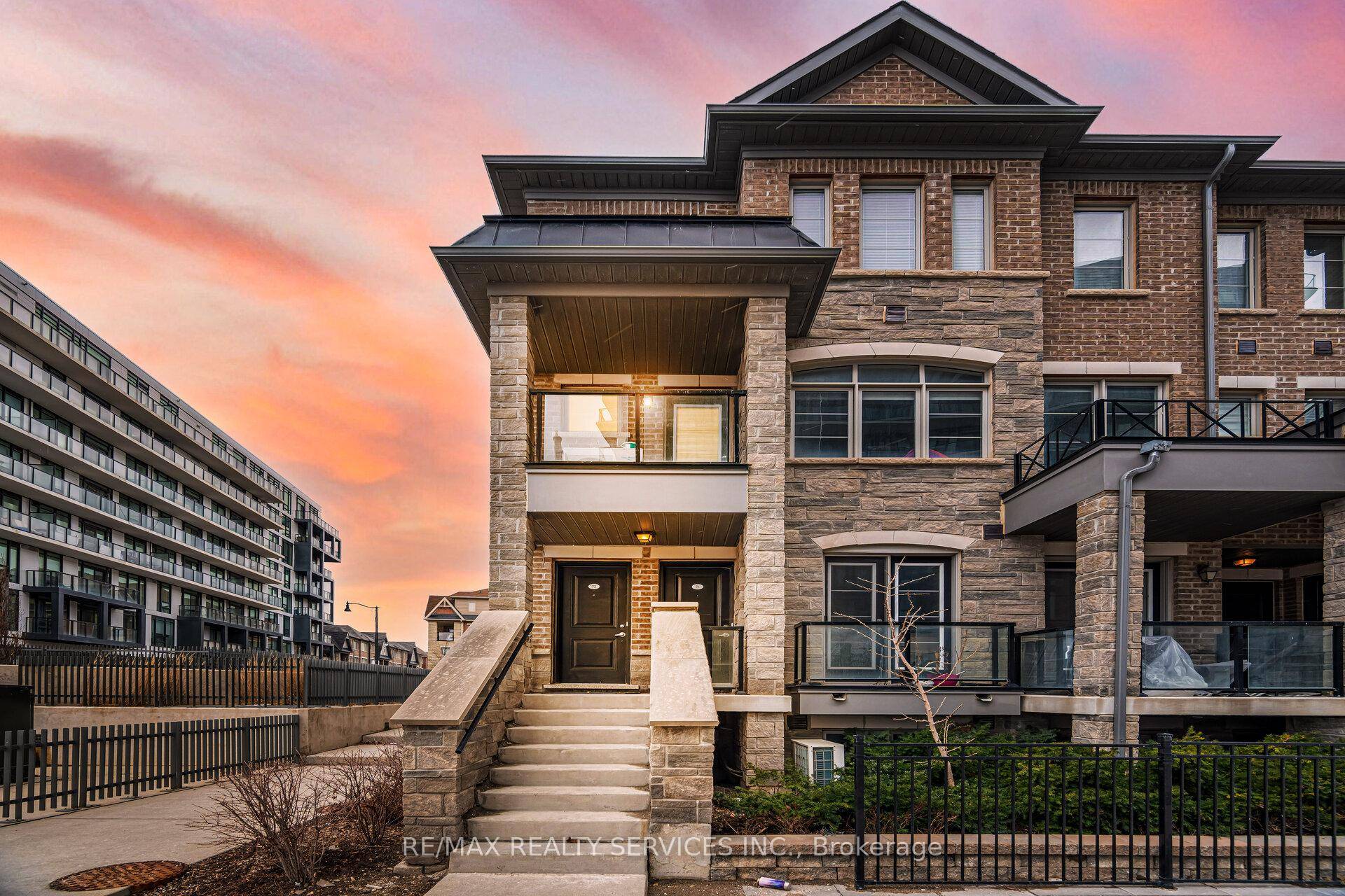 ! ! ! Gorgeous 3 Bedrooms Luxury Executive Town House !