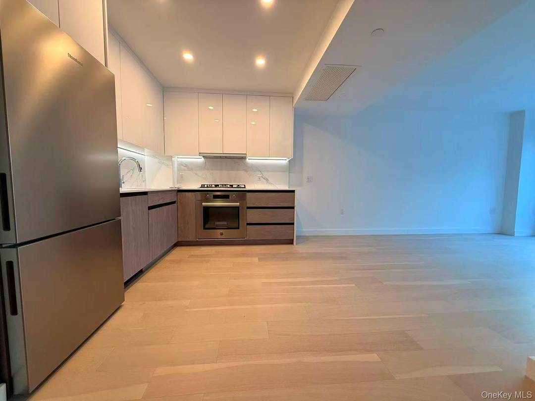 Move right into this beautifully designed residence at Northern Parc Condominium, located in the heart of Downtown Flushing.