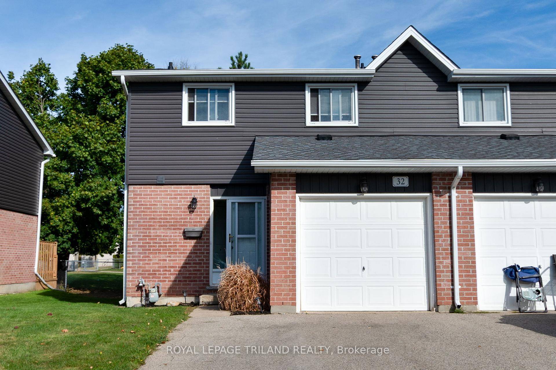 Welcome to this wonderful end unit, 2 Storey, 3 Bedroom townhouse located in one of East London's most family friendly complex's.