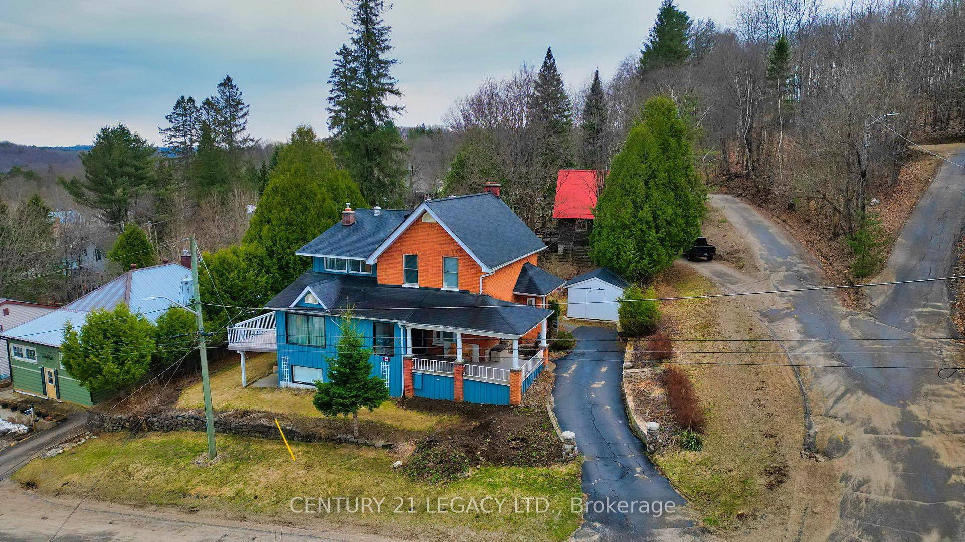 If you are looking for a House with serenity in the Beautiful town of Huntsville this is the one.