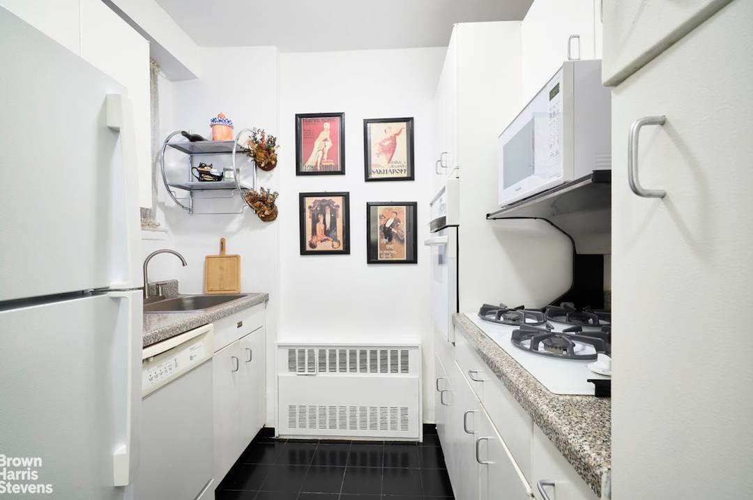 Welcome home to this charming alcove studio in the prime location of 75th Street between Park and Lexington.