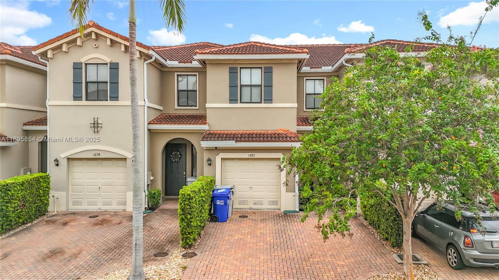 Spacious townhouse with 3 beds, 2.