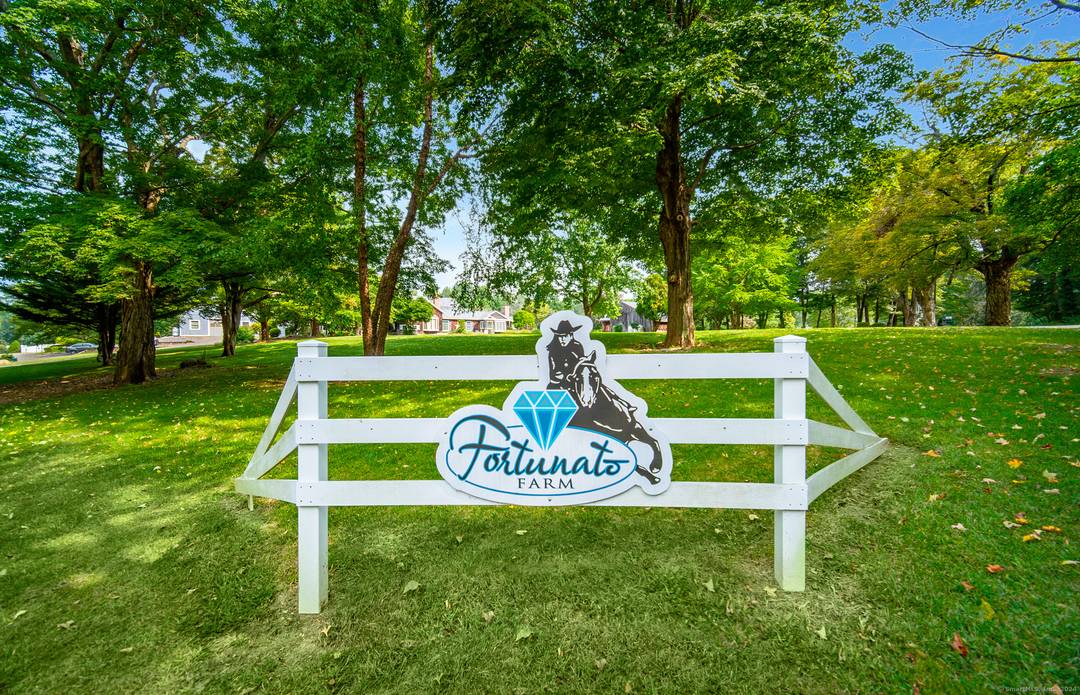 Welcome to Living on the Farm, a one of a kind Summer Rental May 23, 2026 to Sept 8, 2026 for only 40, 000.