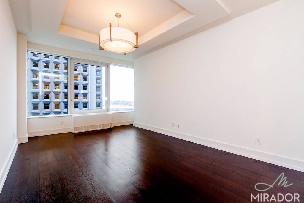 New York Plaza, a sparkling glass tower perched at the Southern tip of Manhattan, redefines elegance and sophistication among the highest quality Manhattan rental residences.