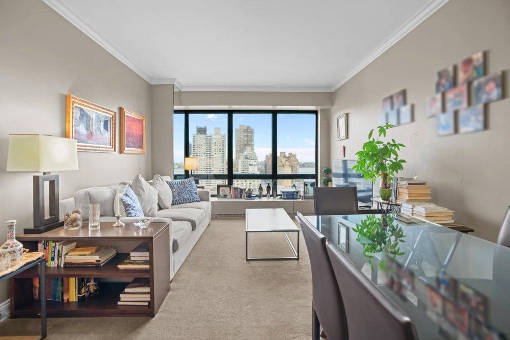 High floor 2 bedroom, 2 bath residence in a prime Upper East Side location.