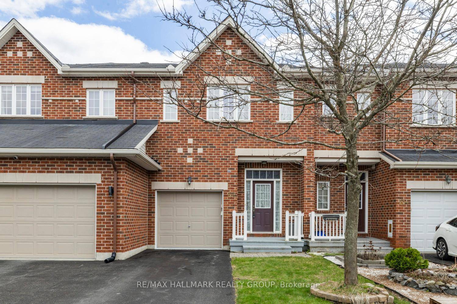Immaculate 3 bedroom 4 bathroom executive Urbandale townhome with all the bells and whistles located on a quiet street in Emerald Meadows close to so many great amenities such as ...