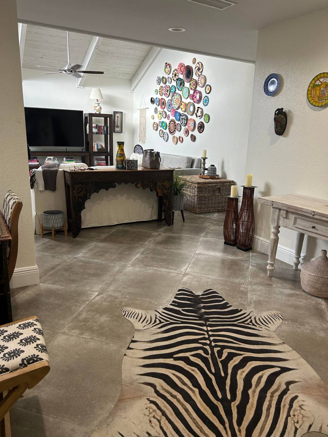 ENJOY A SEASONAL RENTAL IN THIS WELL APPOINTED ONE BEDROOM SEALOFTER WITHIN WALKING DISTANCE TO JUPITER BEACH.