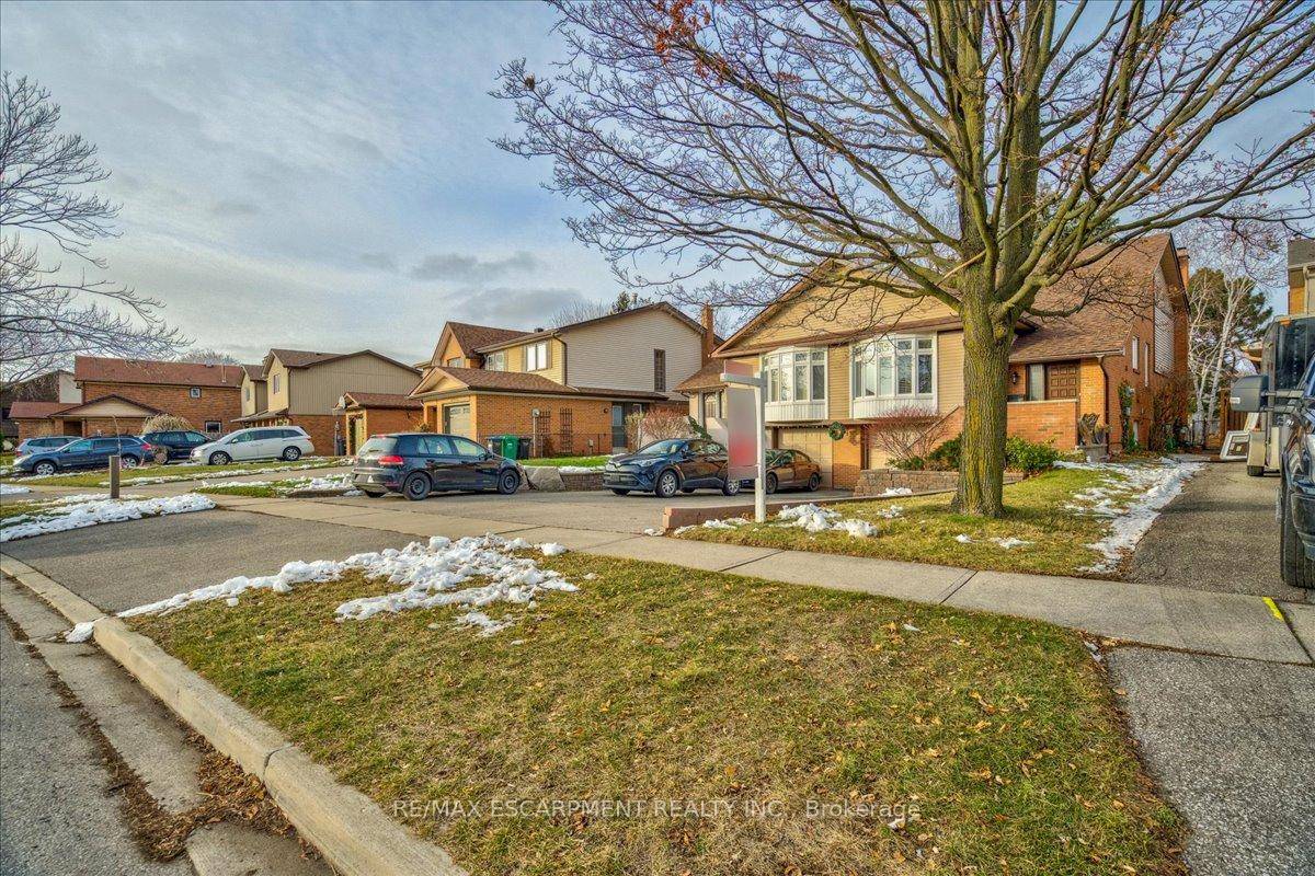 Don't Miss This Beautifully Appointed 3 Level Apartment Located In The Lower Portion Of A Well Maintained Home In Highly Desirable Erin Mills.