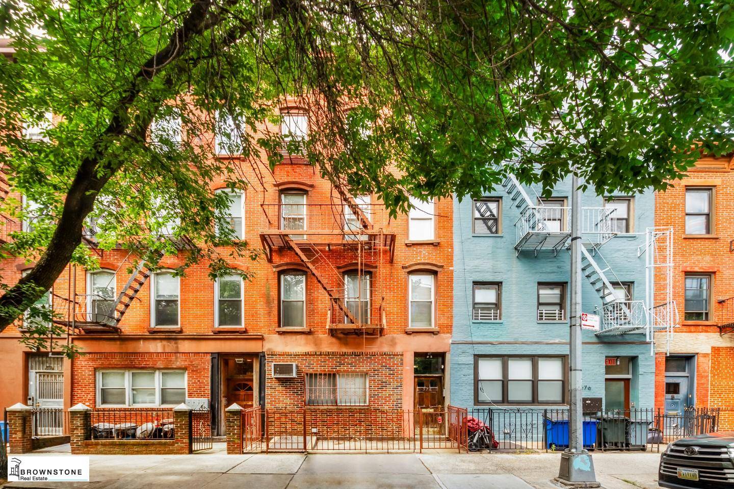 578 6th Avenue is a four family townhouse with magnificent potential on a prime, tree lined street in the heart of Park Slope.