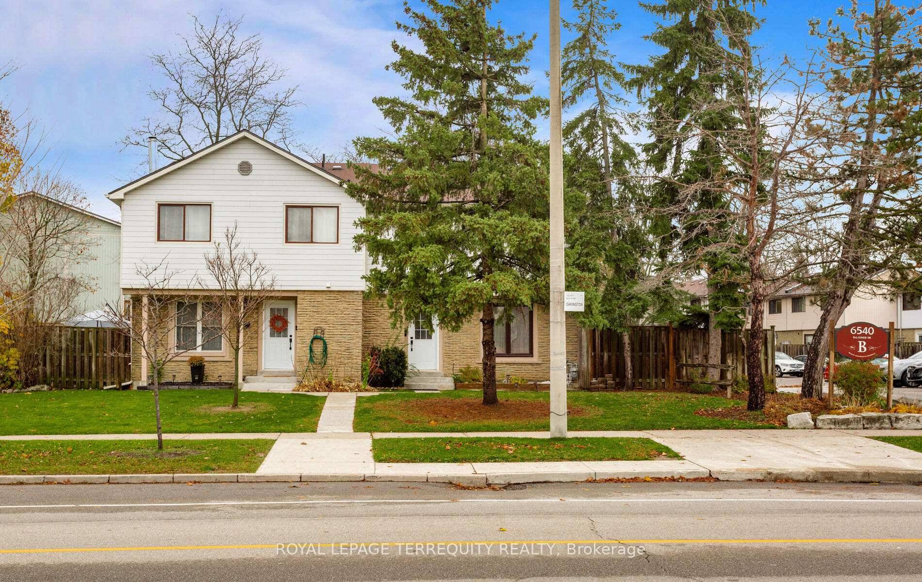 MOVE IN READY ! Stunning corner unit townhouse with many recent updates in a family oriented neighbourhood in sought after Streetsville Community.