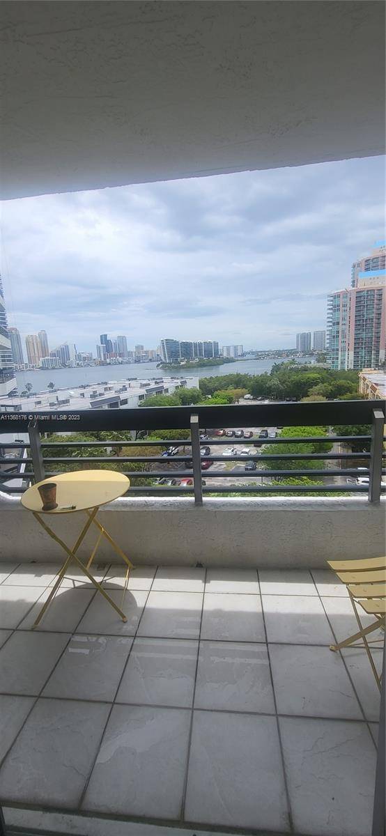 fantastic intracoastal and city views from this 2 bed 2 bath 1181 square ft condo, big balcony, very spacious, great split bed layout, great building, amenities, location.