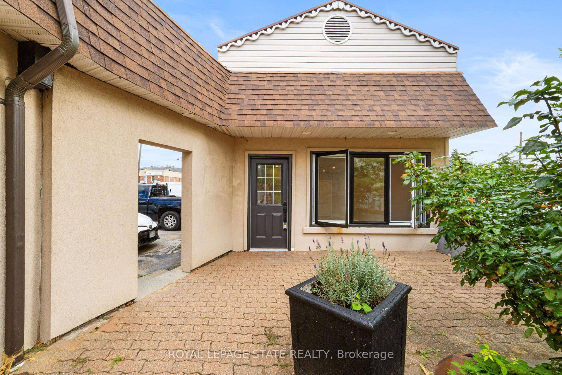 Situated in the heart of a vibrant community on Main Street South, this fully updated unit is a seamless fit for the dynamic neighbourhood.