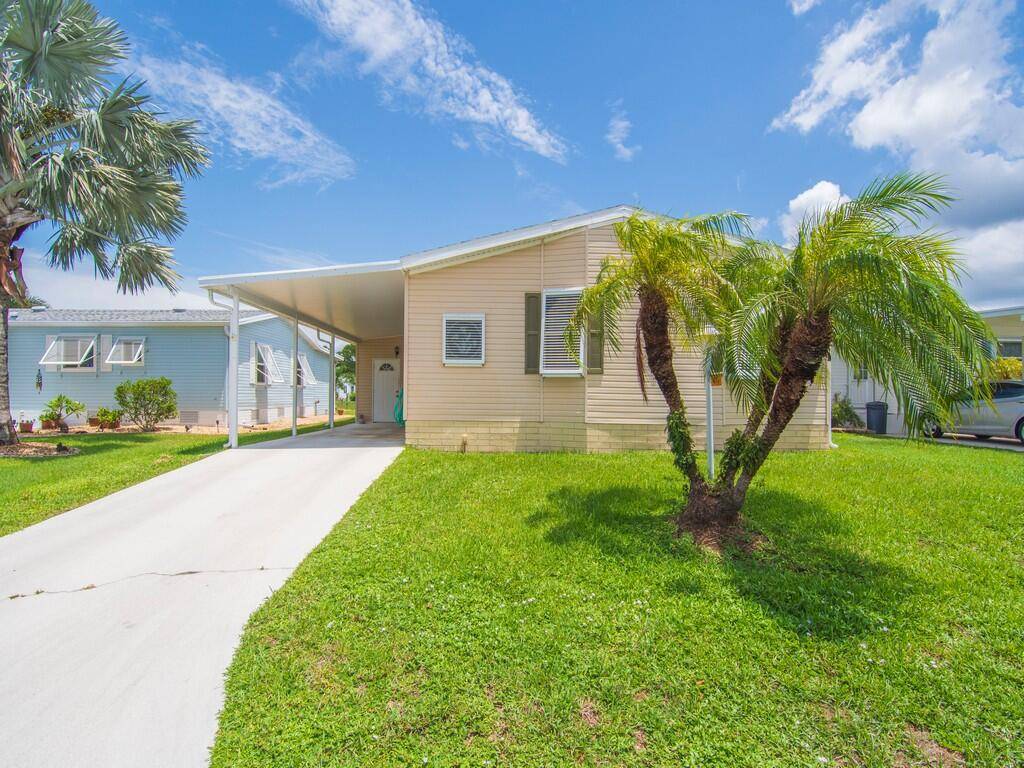 Very spacious and bright manufactured home in the welcoming community of Tropical Isles.