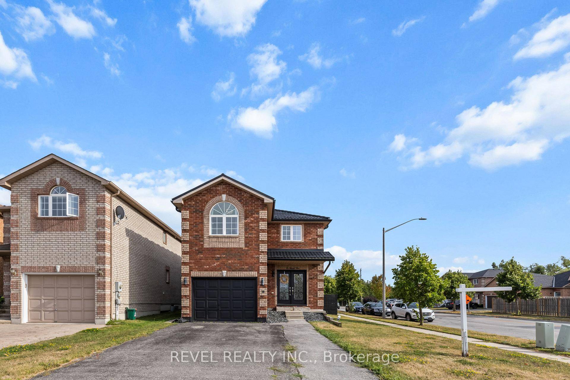 This stylish 2 storey detached home is nestled in Barrie's sought after community of Painswick.