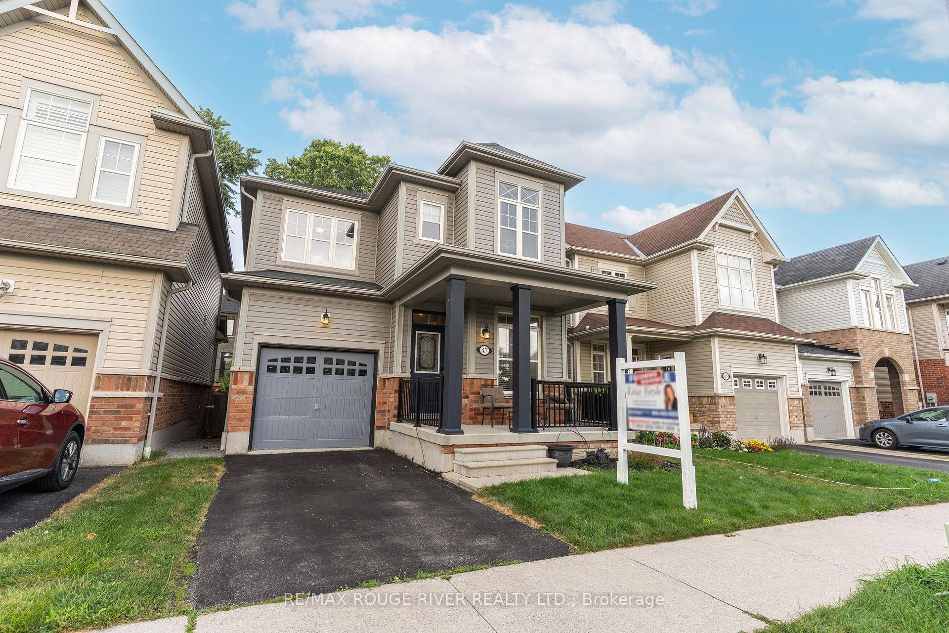 Enjoy lakeside living in Harbourside Whitby Shores !