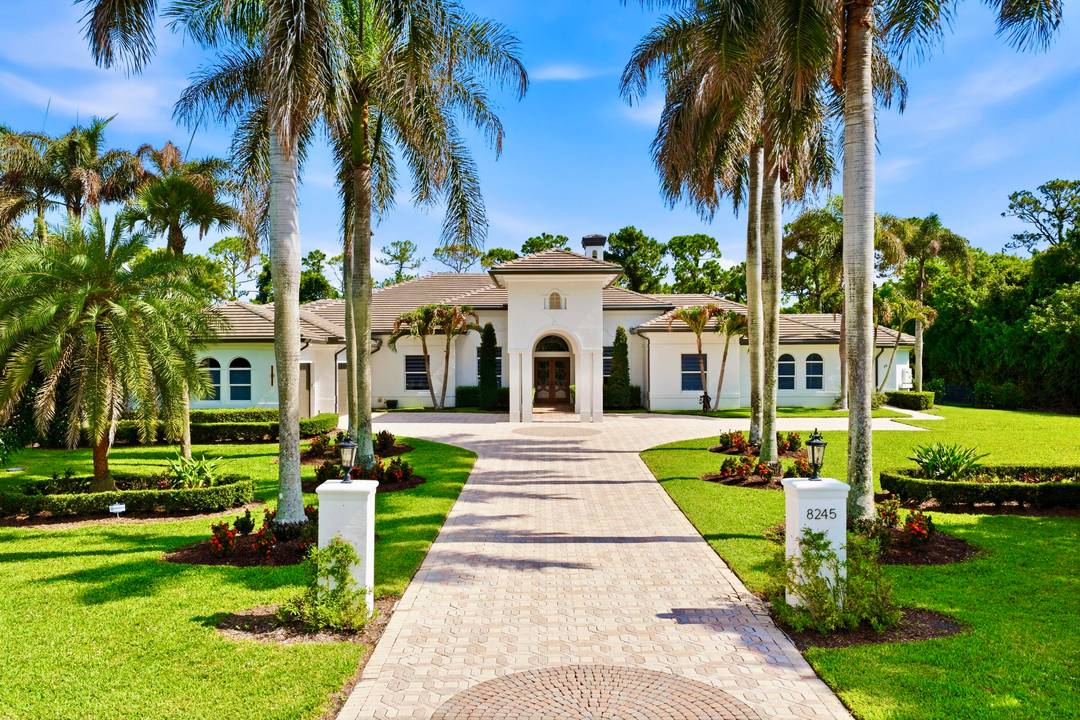 Welcome to 8245 SE Country Estates Way, Jupiter Living at Its Absolute Finest.
