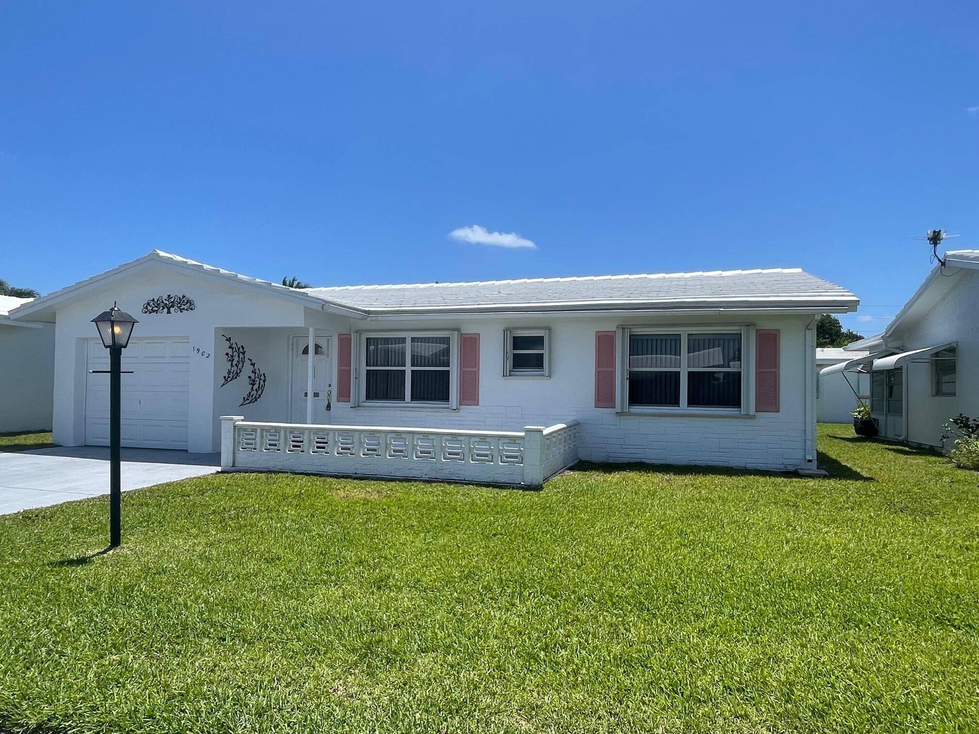 CHECK OUT THIS WONDERFUL REGIS MODEL WITHIN THE HIGHLY SOUGHT AFTER 55 PALM BEACH LEISUREVILLE !