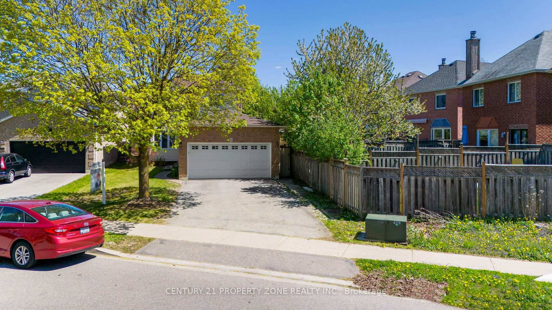 Welcome to 21 Lockwood Rd Great Opportunity For First Time Buyers Or Investors To Own A Bright amp ; Beautiful Detached Double Garage Home In A Highly Sought After Neighborhood ...