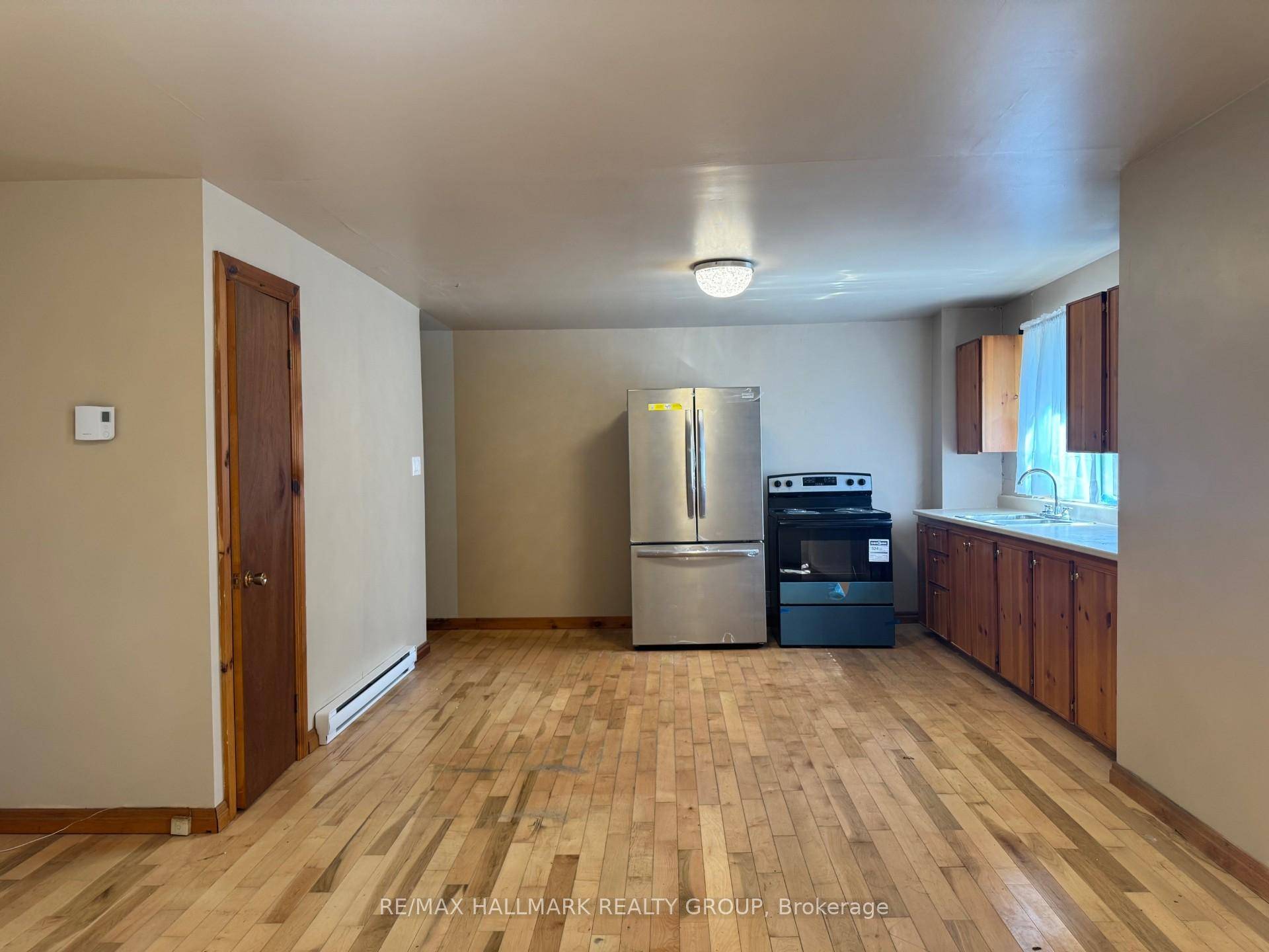Two BEDROOM APARTMENT IN LANARK VILLAGE !