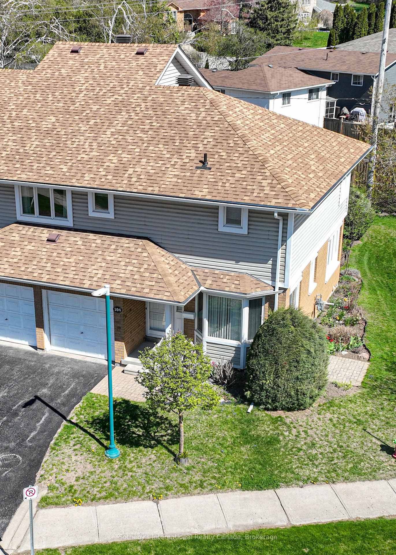 Large townhome in sought after retirement community Villages of Leacock this bright end unit features a main level breakfast area with walkout, open concept living dining with two story ceiling, ...