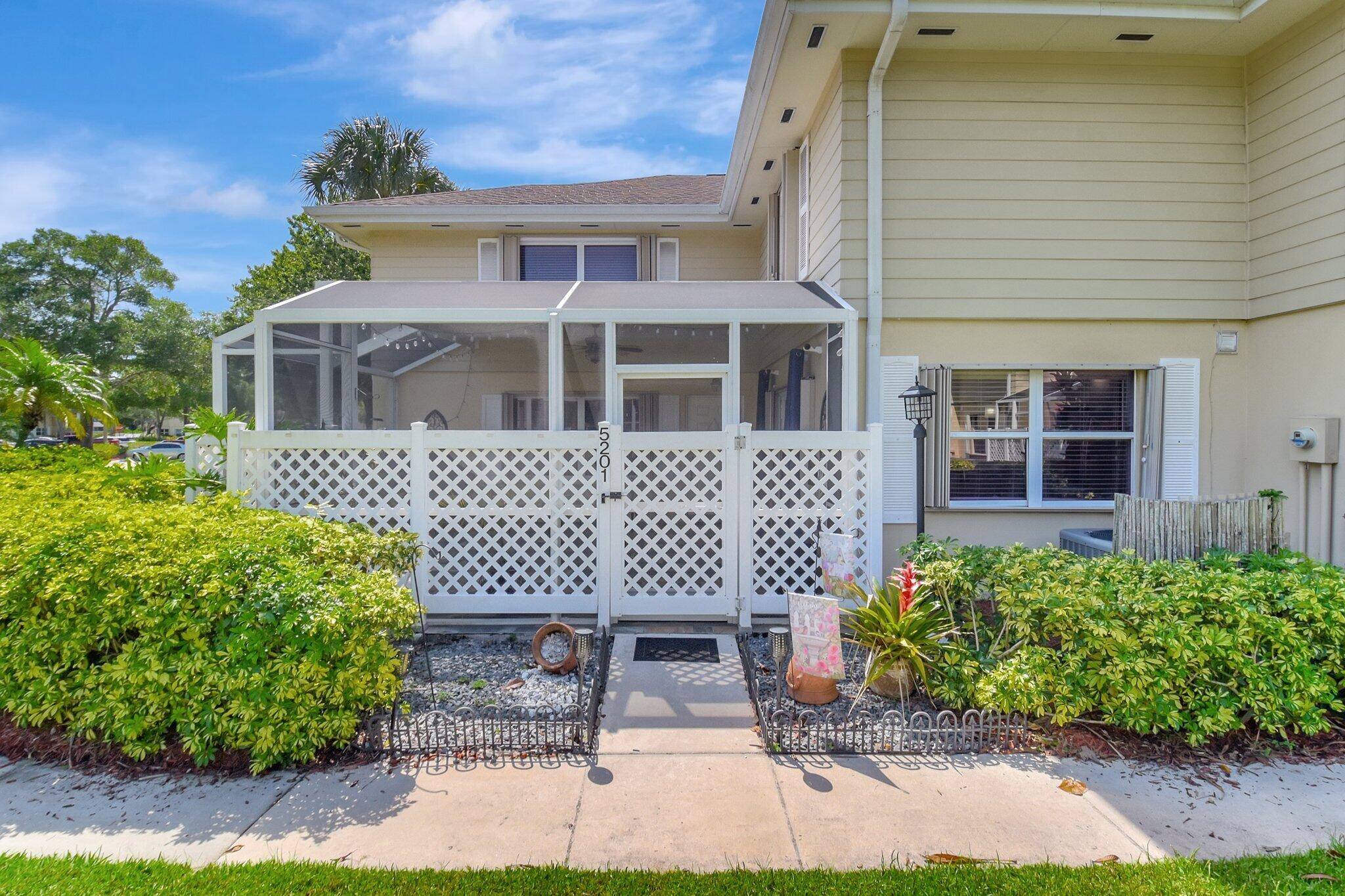 Discover this beautiful townhouse in the heart of Boynton Beach !