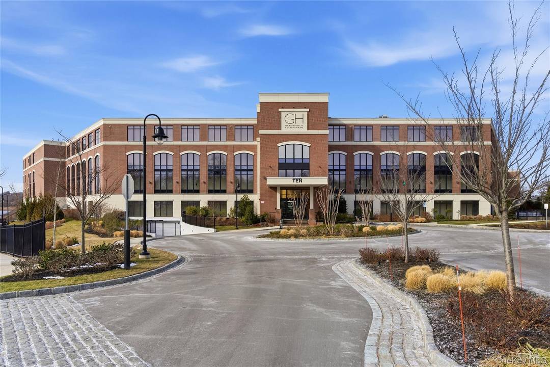 The Residences at Glen Harbor Glenwood Landing.