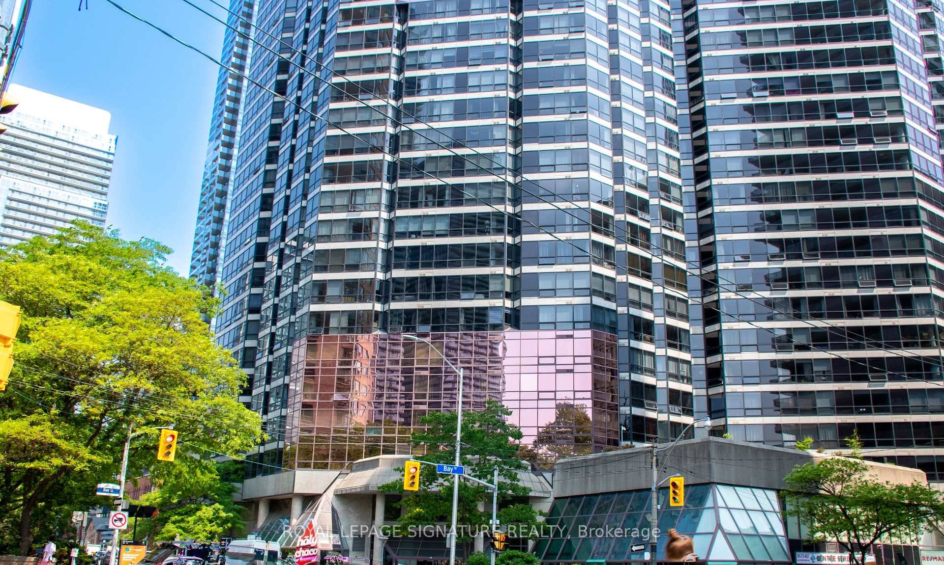 Welcome to 1001 Bay Street, a sophisticated high rise residence in the heart of downtown Toronto.